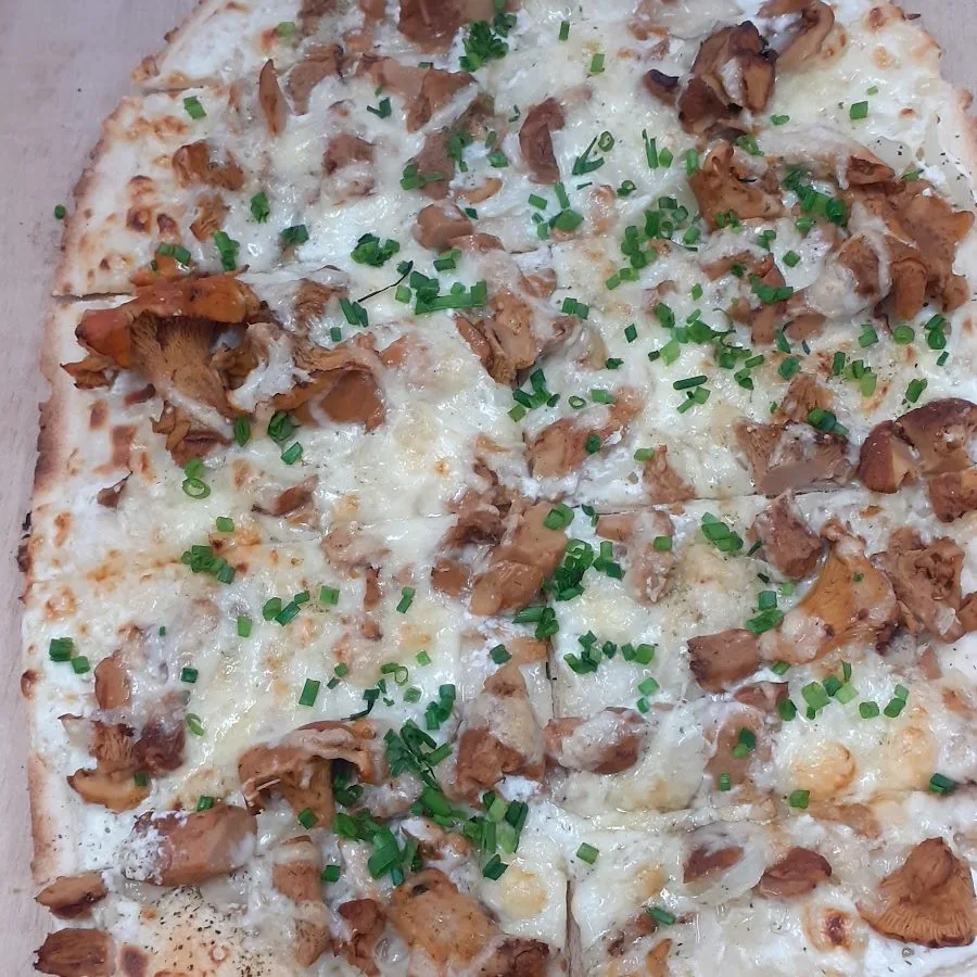 Flammkuchen mit Pilzen und Frühlingszwiebeln