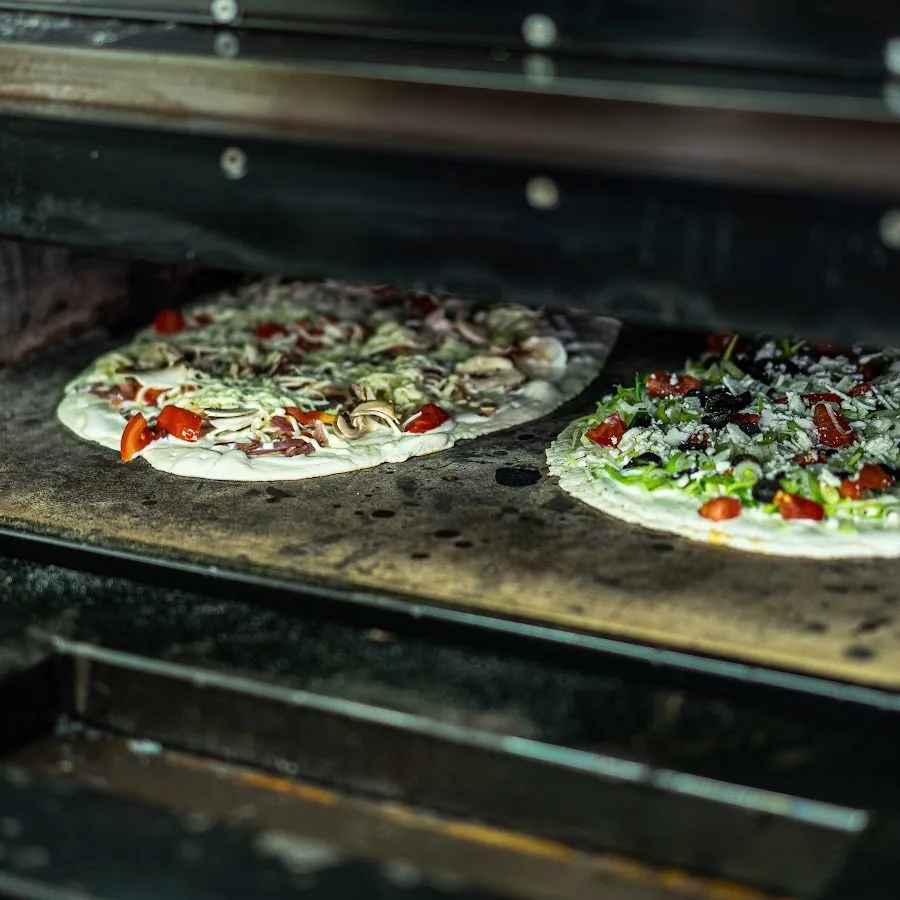 Zwei Flammkuchen im Ofen der Weinstube