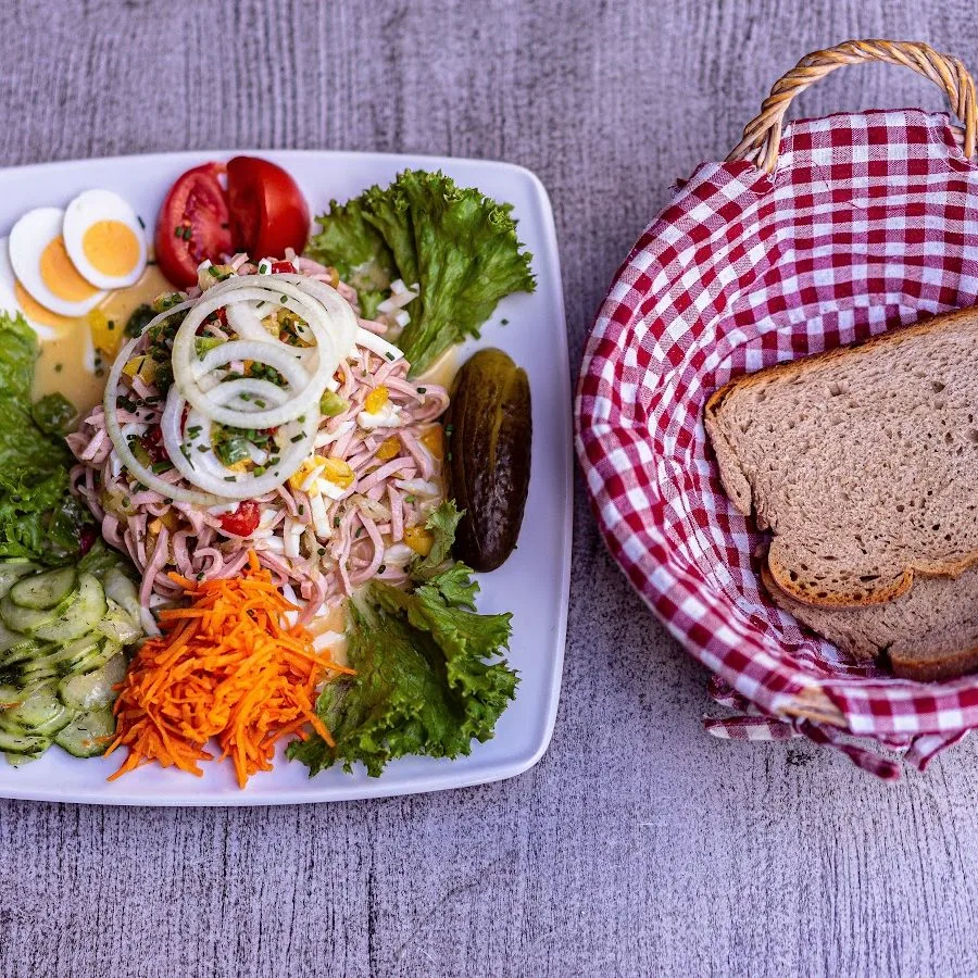 Wurstsalat mit Bauernbrot