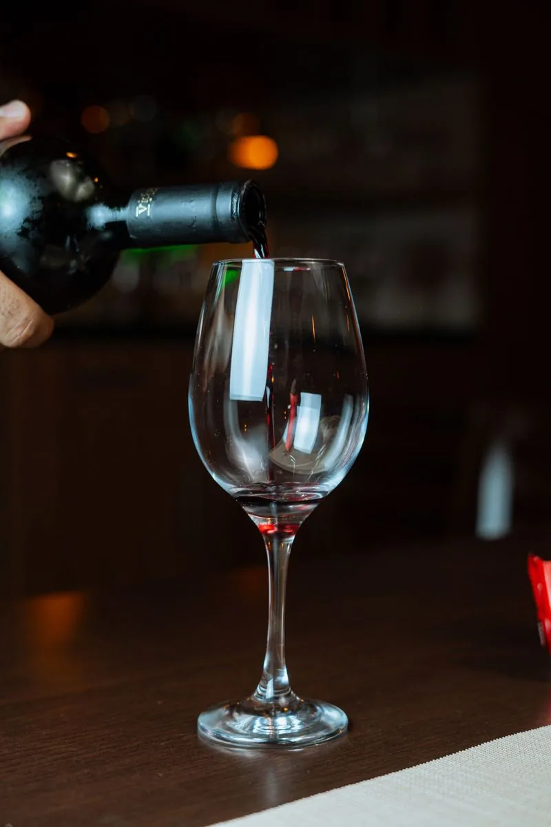 Badischer Rotwein wird ins Glas eingeschenkt